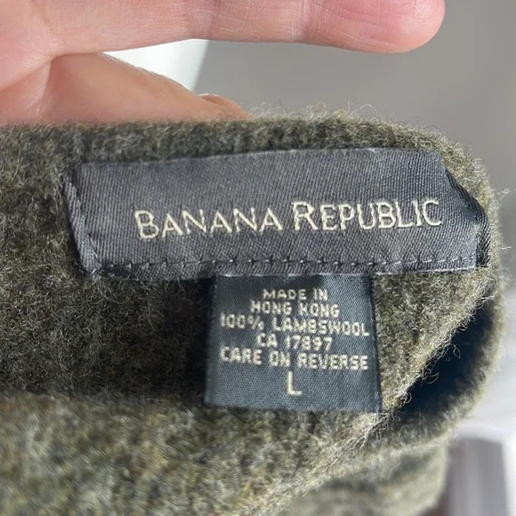 Banana republic olive 100% lambswool sweater size large